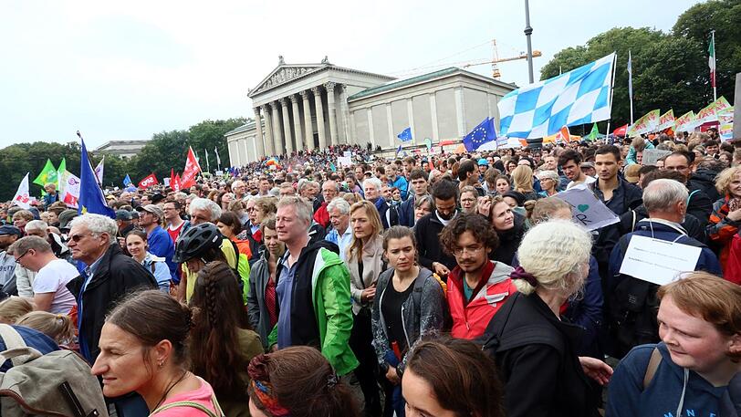 Zehntausende Menschen nahmen 2018 an der #ausgehetzt-Demo in München teil.
