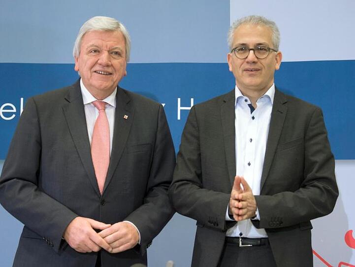 Hessens Ministerpräsident Bouffier (l) und sein Stellvertreter Al-Wazir geben in Wiesbaden eine Pressekonferenz zum Abschluss der Koalitionsverhandlungen.