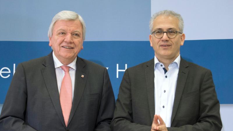 Hessens Ministerpräsident Bouffier (l) und sein Stellvertreter Al-Wazir geben in Wiesbaden eine Pressekonferenz zum Abschluss der Koalitionsverhandlungen. Hessens Ministerpräsident Bouffier (l) und sein Stellvertreter Al-Wazir geben in Wiesbaden eine Pressekonferenz zum Abschluss der Koalitionsverhandlungen.