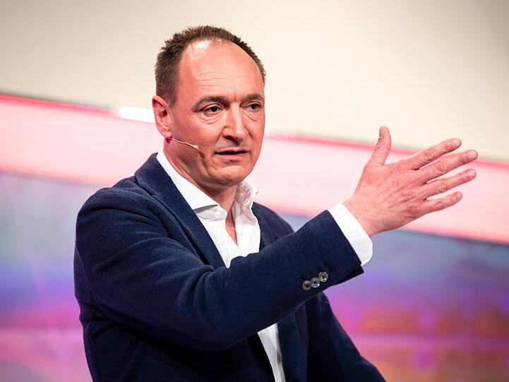 Max Conze, Vorstandsvorsitzender der ProSiebenSat.1 SE, spricht bei der Bilanz-Pk 2019. Foto: Sina Schuldt/Archivbild