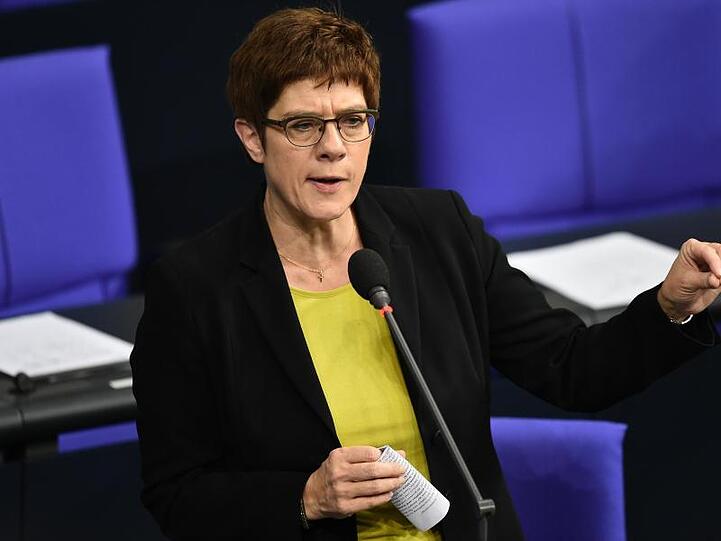 Annegret Kramp-Karrenbauer spricht im Bundestag. Foto: Sven Braun/dpa/Archivbild
