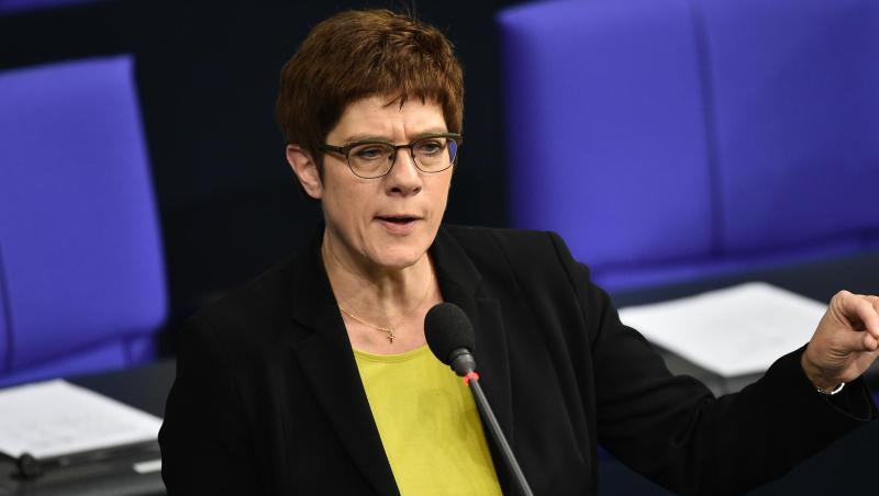 Annegret Kramp-Karrenbauer spricht im Bundestag. Foto: Sven Braun/dpa/Archivbild Annegret Kramp-Karrenbauer spricht im Bundestag. Foto: Sven Braun/dpa/Archivbild