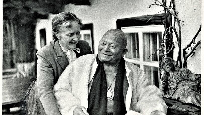 Olaf Gulbransson und seine dritte Ehefrau Dagny - hier 1953 auf dem Schererhof - waren ein gutes Gespann. Sie ertrug seine Eskapaden in jüngeren Jahren, wahrscheinlich, weil sie wusste, dass er im tiefsten Inneren treu war.