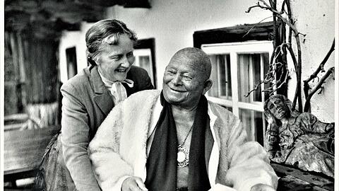 Olaf Gulbransson und seine dritte Ehefrau Dagny - hier 1953 auf dem Schererhof - waren ein gutes Gespann. Sie ertrug seine Eskapaden in jüngeren Jahren, wahrscheinlich, weil sie wusste, dass er im tiefsten Inneren treu war.