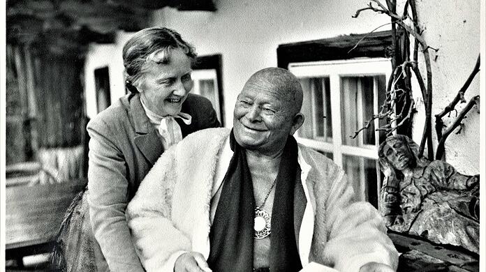 Olaf Gulbransson und seine dritte Ehefrau Dagny - hier 1953 auf dem Schererhof - waren ein gutes Gespann. Sie ertrug seine Eskapaden in jüngeren Jahren, wahrscheinlich, weil sie wusste, dass er im tiefsten Inneren treu war.