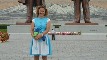 Das erste Reisefoto mit Waldi: Hochschuldozentin Tatjana Eckerlein in Nordkorea.