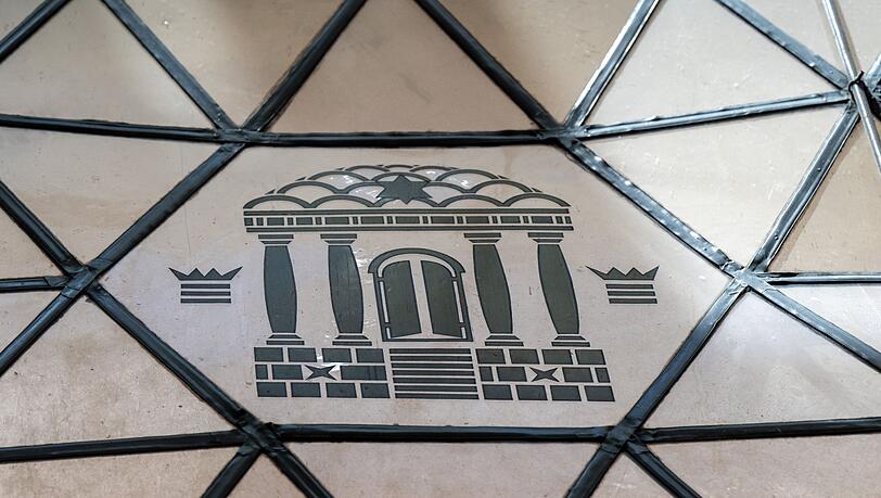 Ein in Blei eingefasstes Fenster ist in der Synagoge in der Reichenbachstraße unter der Dachkonstruktion zu sehen.