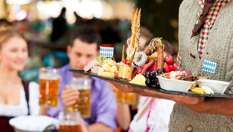Brotzeitbrettl und andere Leckereien laden auf dem Oktoberfest zum Schlemmen ein.