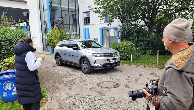 Patrick Glöckner fährt mit seinem Dienstwagen vom Trainingsgelände.