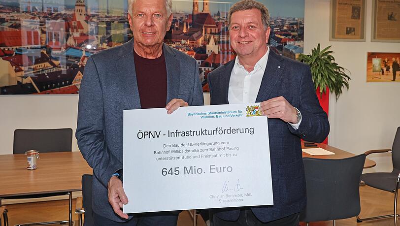 Der bayerische Verkehrminister Christian Bernreiter (rechts) und M&uuml;nchens Oberb&uuml;rgermeister Dieter Reiter mit dem symbolischen F&ouml;rderbescheid f&uuml;r den zweiten Bauabschnitt der U5-Verl&auml;ngerung vom neuen U-Bahnhof Baumschule Laim bis Pasing Bahnhof.