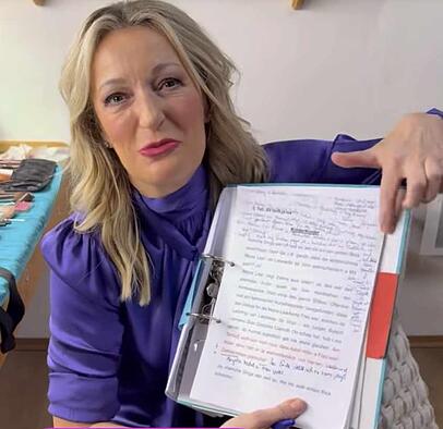 Monika Gruber gibt Einblicke in ihre B&uuml;hnen-Notizen.