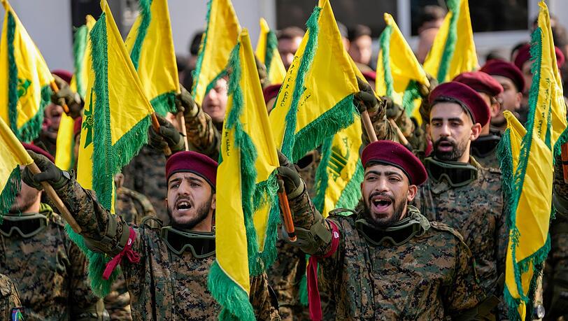 Hisbollah-Kämpfer bei einer früheren Beerdigung eines hochrangigen Hisbollah-Kommandeurs. (Archivbild) Hisbollah-Kämpfer bei einer früheren Beerdigung eines hochrangigen Hisbollah-Kommandeurs. (Archivbild)