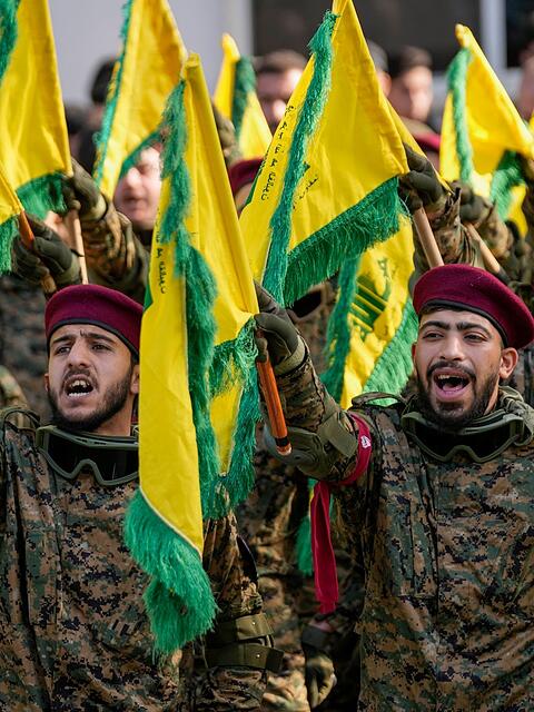 Hisbollah-K&auml;mpfer bei einer fr&uuml;heren Beerdigung eines hochrangigen Hisbollah-Kommandeurs. (Archivbild)