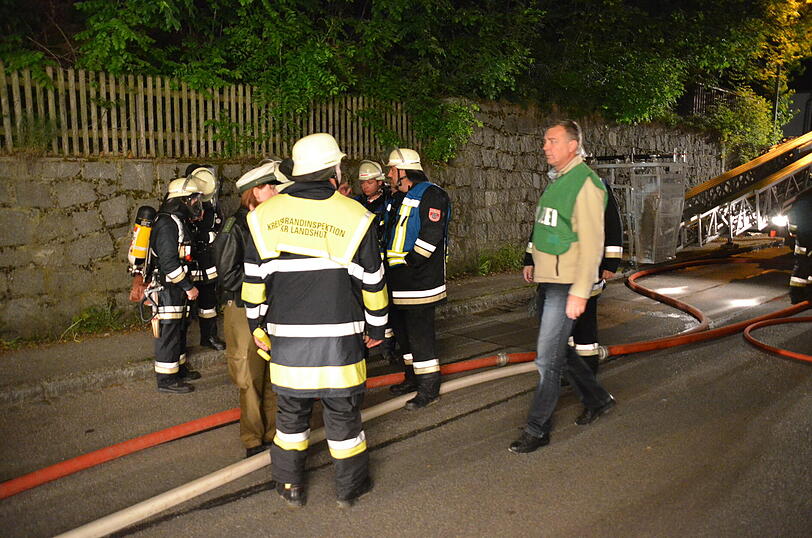 Schock in Vilsbiburg: In diesem Mehrfamilienhaus verbrannte einer Frau.