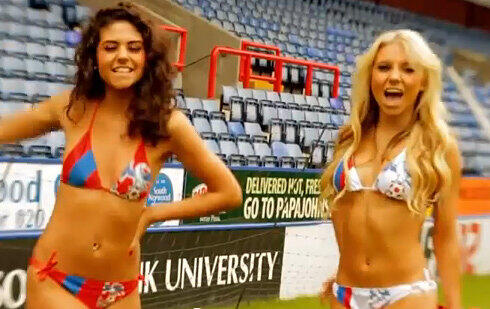 "Vielleicht rufst Du mich an...?" In England sorgt derzeit ein sexy Auftritt der Cheerleader des Zweitligisten Crystal Palace für viel Gesprächsstoff. Die jungen Mädels räkeln sich lasziv zu dem erfolgreichen Pop-Hit "Call me maybe" im Stadion des Londoner Vorort-Klubs. Sollten sich die deutschen Bundesligisten da noch etwas abschauen?

Sehen Sie hier die sexy Performance der Mädchen in Bildern und im Video.
