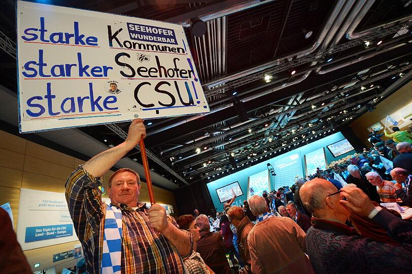 Prost - auf die CSU! In der Passauer Dreiländerhalle stimmen sich CSU-Fans auf die Reden von Horst Seehofer und Peter Gauweiler ein.