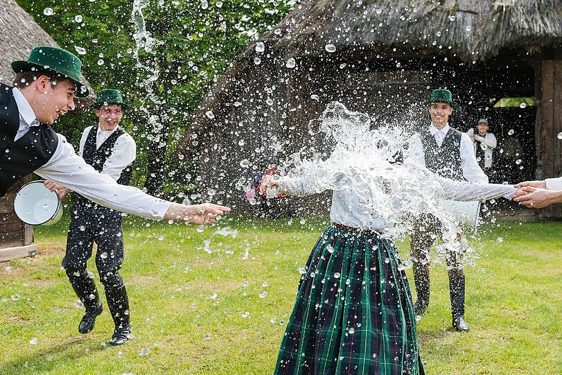 Feuchtfröhlich ging es bei dieser Tanzgruppe in Budapest zu. Die Gruppe junger Männer überschüttet dabei beim Marghareta Tanz eine Dame mit Wasser aus ihren Krügen.