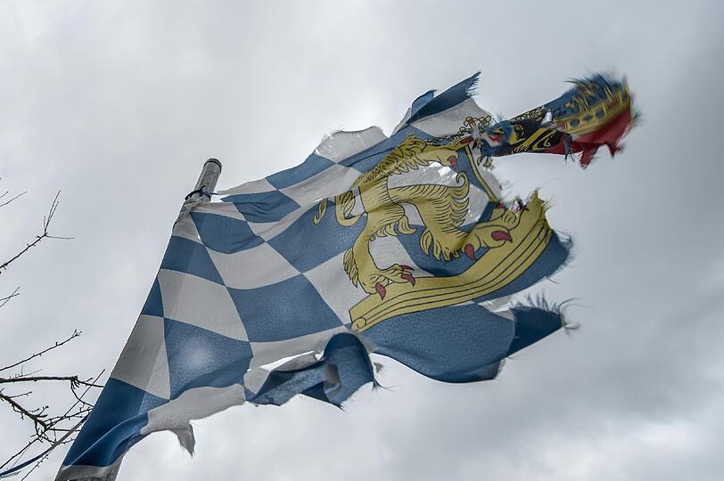 Diese bayrische Flagge im Bayerischen Wald hat den Sturm nicht ganz unbeschadet überstanden.