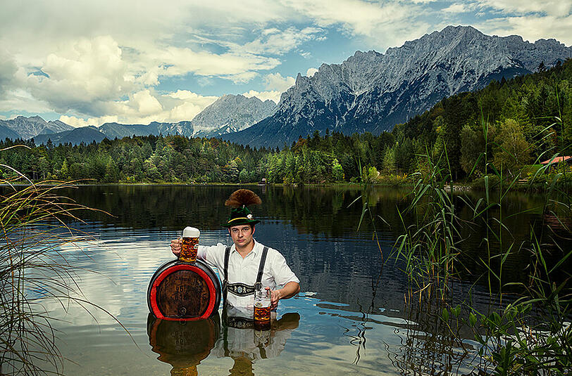 Brauerei Mittenwald: Dipl.-Ing. Markus Hirthammer (Technischer Betriebsleiter und Braumeister) - Auf einem alten Postkartenmotiv aus den 60er Jahren sieht man einen Mann mit Bierfass in einem Mittenwalder See. Die Szene hat der Fotograf mit dem Braumeister nachgestellt und war überrascht, wie eindrucksvoll sich dieser in der Landschaft ausnimmt.