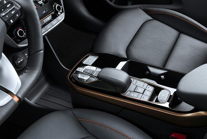 Beim Hyundai Eelctric finden sich auf der Mittelkonsole statt eines Automatik-Wählhebels nur Tasten für Vorwärts- und Rückwärtsgang.