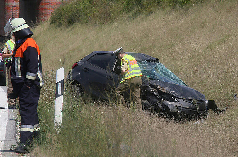 Das Auto ist von der Straße abgekommen und hat sich anschließend mehrmals überschlagen. Die Bilder des Unfalls.