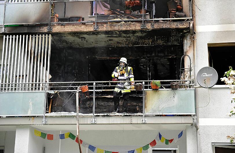 Die Feuer zerstörte die Wohnung komplett. Die stark in Mitleidenschaft gezogene Wohnung im zweiten Obergeschoss ist bis auf Weiteres nicht bewohnbar.