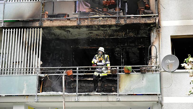 Die Feuer zerstörte die Wohnung komplett. Die stark in Mitleidenschaft gezogene Wohnung im zweiten Obergeschoss ist bis auf Weiteres nicht bewohnbar. Die Feuer zerstörte die Wohnung komplett. Die stark in Mitleidenschaft gezogene Wohnung im zweiten Obergeschoss ist bis auf Weiteres nicht bewohnbar.