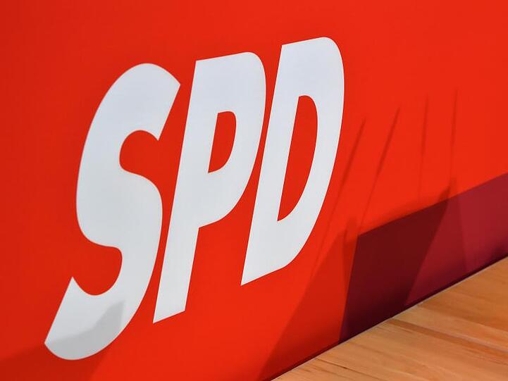 Ein SPD-Logo ist in der Parteizentrale an einer roten Wand zu sehen. Foto: Bernd von Jutrczenka/dpa/Archivbild