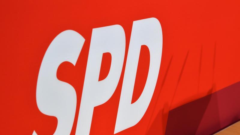 Ein SPD-Logo ist in der Parteizentrale an einer roten Wand zu sehen. Foto: Bernd von Jutrczenka/dpa/Archivbild Ein SPD-Logo ist in der Parteizentrale an einer roten Wand zu sehen. Foto: Bernd von Jutrczenka/dpa/Archivbild