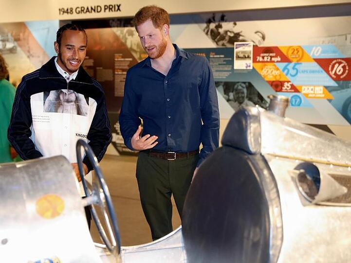Prinz Harry und Lewis Hamilton bei der offiziellen Eröffnung des Automobilsport-Museums "The Silverstone Experience".