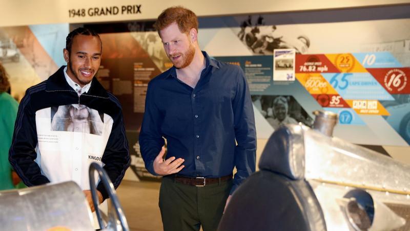 Prinz Harry und Lewis Hamilton bei der offiziellen Eröffnung des Automobilsport-Museums "The Silverstone Experience". Prinz Harry und Lewis Hamilton bei der offiziellen Eröffnung des Automobilsport-Museums "The Silverstone Experience".