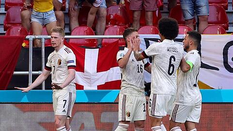 Kevin De Bruyne (l) und seine Teamkollegen feiern den Treffer zur 2:1-Führung.