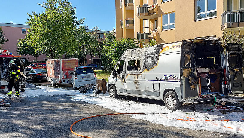 Der Camper hat einen Totalschaden, Anhänger und Smart wurden beschädigt. Der Camper hat einen Totalschaden, Anhänger und Smart wurden beschädigt.