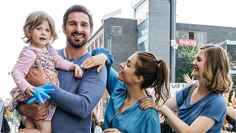 "Du sollst hören": Simon Ebert (Benjamin Piwko) und seine Familie werden vor dem Gericht von einer großen Demo unterstützt.