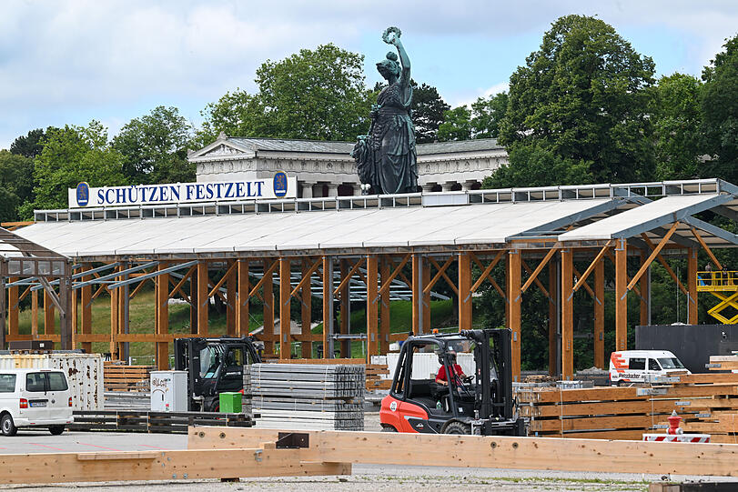 Kurz zuvor: Hat sie die Wiesn schon vermisst? Die Bavaria überwacht die Vorbereitungen auf der Theresienwiese einige Wochen vor Anstich.
