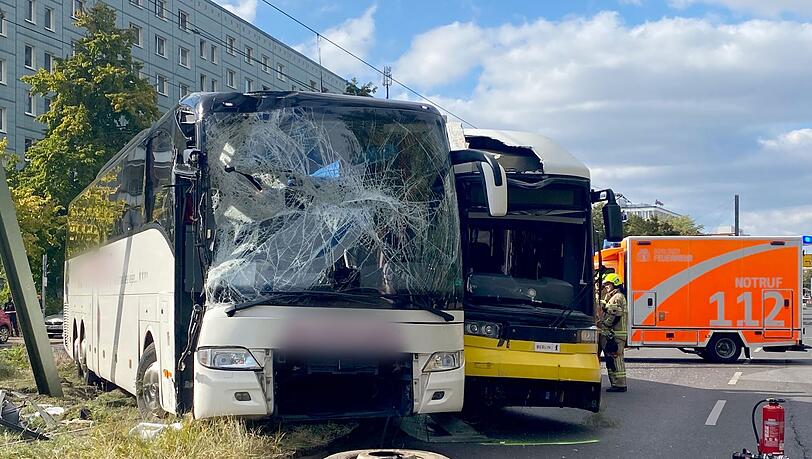 Ein Reisebus und eine Tram stoßen nahe dem Alexanderplatz zusammen.