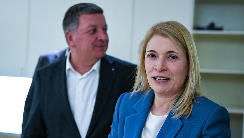 Bahnchefin Evelyn Palla und Verkehrsminister Christian Bernreiter im Landtag. Bahnchefin Evelyn Palla und Verkehrsminister Christian Bernreiter im Landtag.