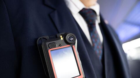 Die Bodycams der Bahn-Besch&auml;ftigten zeichnen nur Bildmaterial auf. Die Bahn hofft, dass die gesetzlichen Voraussetzungen auch f&uuml;r eine Tonaufzeichnung geschaffen werden.