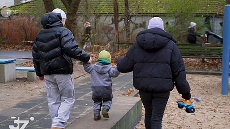 Als Jacky und Eugen ungeplant schwanger sind, steht eine Frage im Raum: Soll das Kind zur Welt kommen?