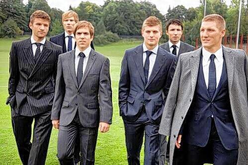 Fesch kommen&rsquo;s daher, die Business-Bayern: Thomas Müller, Holger Badstuber, Philipp Lahm, Toni Kroos, Mark van Bommel und Bastian Schweinsteiger (von links).