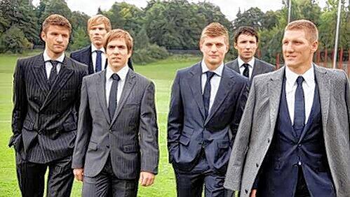 Fesch kommen’s daher, die Business-Bayern: Thomas Müller, Holger Badstuber, Philipp Lahm, Toni Kroos, Mark van Bommel und Bastian Schweinsteiger (von links). Fesch kommen’s daher, die Business-Bayern: Thomas Müller, Holger Badstuber, Philipp Lahm, Toni Kroos, Mark van Bommel und Bastian Schweinsteiger (von links).