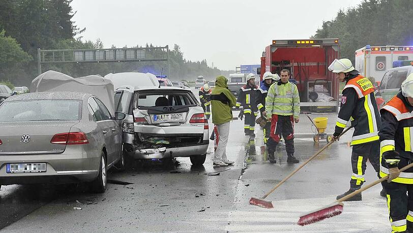 Crash vor dem Autobahnkreuz München süd: Fünf Personen wurden verletzt. Crash vor dem Autobahnkreuz München süd: Fünf Personen wurden verletzt.
