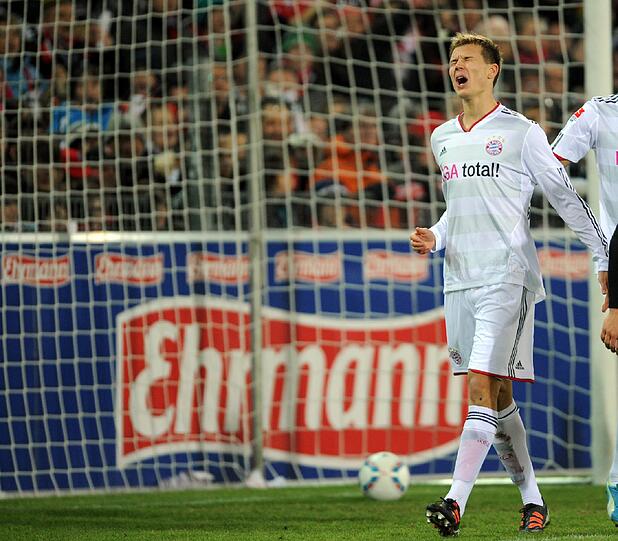 HOLGER BADSTUBER: Traf per Kopf, stand allerdings im Abseits. Ansonsten unauffällig. Solider Zweikampfarbeiter. 
NOTE: 3