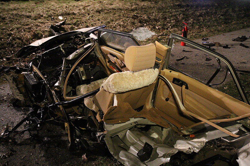 Bei einem Verkehrsunfall am Mittwochabend in Waging am See ist ein 49 Jahre alter Autofahrer ums Leben gekommen, nachdem er frontal gegen einen Baum gerast war.