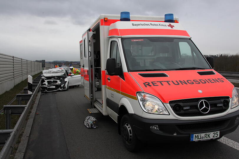 Bei dem schweren Unfall auf der A94 bei Ampfing werden die zwei Fahrer verletzt.