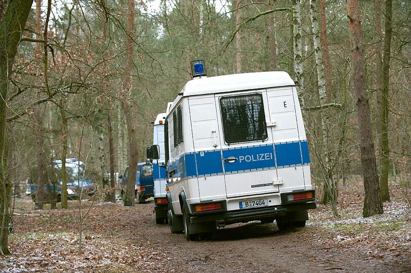 Kriminaltechniker sichern in Berlin in einem Waldstück an der Bärenlauchstraße Spuren. Dort hatten am Morgen Spaziergänger die Leiche der Frau gefunden.