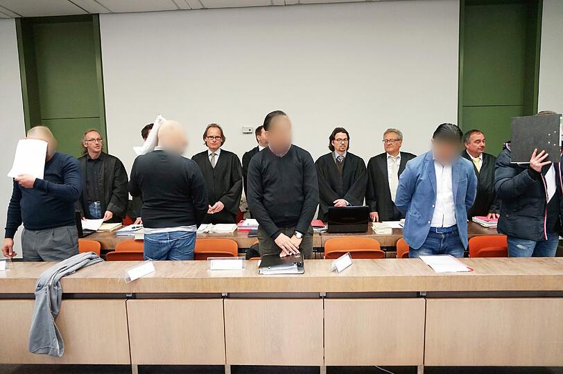 Die Angeklagten (v. l.) Alexander G., Walter M., David M., Markus M. und Danny M. sollen Rentner um mehrere tausend Euro abgezockt haben.