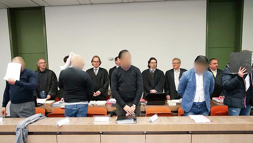 Die Angeklagten (v. l.) Alexander G., Walter M., David M., Markus M. und Danny M. sollen Rentner um mehrere tausend Euro abgezockt haben. Die Angeklagten (v. l.) Alexander G., Walter M., David M., Markus M. und Danny M. sollen Rentner um mehrere tausend Euro abgezockt haben.