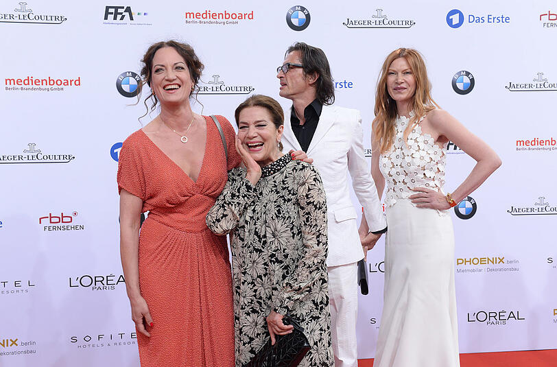 Schauspielerinnen Natalia Wörner (l-r) Hannelore Elsner, Regisseur Oskar Roehler und seine Frau Alexandra auf dem roten Teppich bei der Verleihung des Deutschen Filmpreises, der Lola 2016, in Berlin.