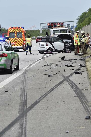 Schwerer Unfall auf der A94: Ein Mercedes-Sportwagen schoss einen Renault ab. Die Bilder von der Unfallstelle!